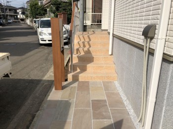 川越市 新築外構 玄関前の様子(機能門柱・床面)