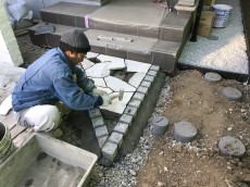 川越市　乱形石貼り作業中