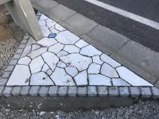 川越市　門柱下　乱形石貼り