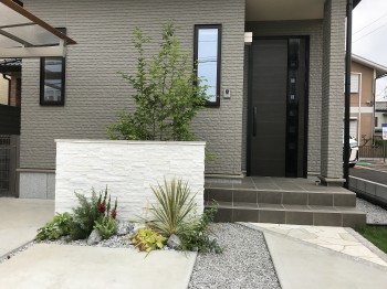 川越市　新築外構完成　玄関まわり正面