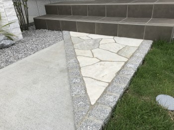 川越市　新築外構　門柱下の乱形石貼り