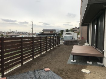 富士見市　目隠しフェンスと人工木デッキ完成