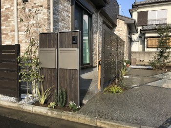 三芳町S様邸　二世帯住宅新築外構　機能門柱　タカショーエバーアートボード