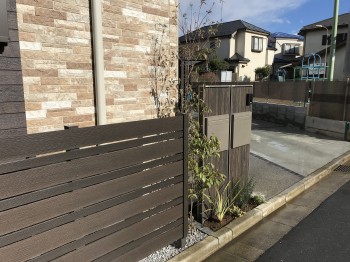 三芳町S様邸　二世帯住宅新築外構　フェンス　(エクスタイル/アーバンフェンス)