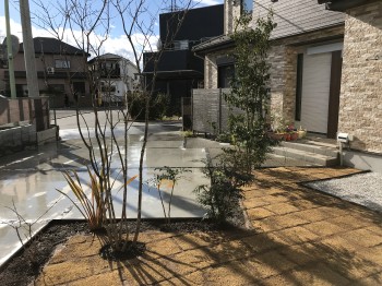 三芳町S様邸　二世帯住宅新築外構　お庭の奥からの風景、植栽