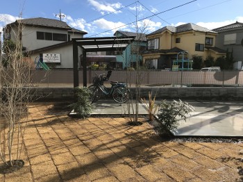 三芳町S様邸　二世帯住宅新築外構　サイクルポート　(三協アルミ/セルフィミニ)