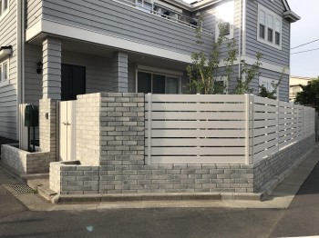 清瀬市　白で統一されたクローズ外構(新築)　