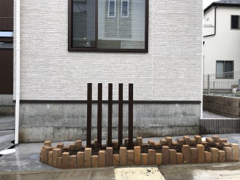 川越市 新築外構 スリットフェンスと花壇