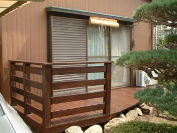 陽気の良い日はウッドデッキにテーブルをセットし、食事をするのが楽しみです。