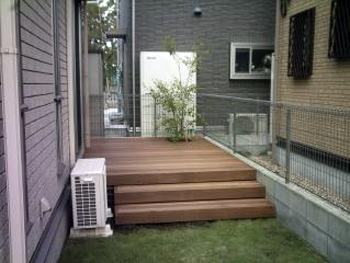 部屋からウッドデッキと緑が見えるのがとても気持ちいいです。