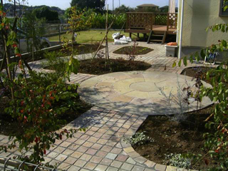 自然石のサークルに、テーブルとイスを置いてお茶を飲むのが楽しみです。