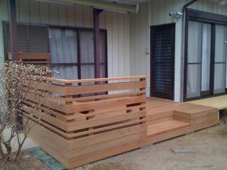 フェンス部分は幅の違う板材を使い変化を出し、デッキ側面は猫ちゃんが入らないように、下まで幕板を貼りました。