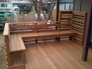 デッキの上には、フェンス兼ベンチをL字に設けました。