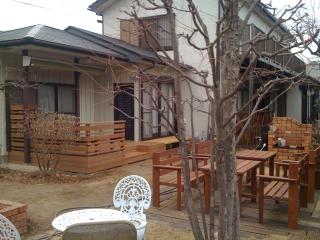 アイアンウッドのテーブルセットとデッキで統一感のあるお庭風景