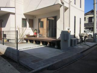 違った仕上げで立体感をつけた塗壁とコンクリート洗い出しがポイントのアプローチ