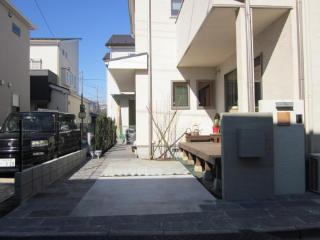 車を停める部分をデッキ寄りにし、左側を自然石を使ったアプローチにしました。