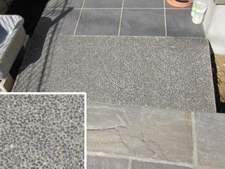 駐車場奥アプローチには、ポイントにコンクリート洗い出しを施しました。