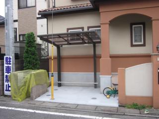 既存の花壇と塀を壊してサイクルポートを作りました。