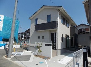 白砂利とタイルが綺麗なシンプルモダンの駐車場兼アプローチ