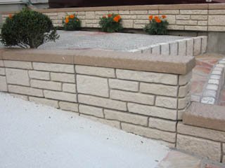 天然石をランダムに積んだような、石貼り調化粧ブロックでお花や植物を相性抜群です。