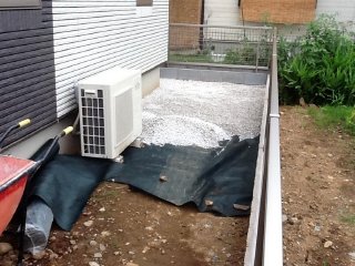 お家の周りの砂利敷きの作業です。砂利下には防草性の高いザバーンの防草シートを使用しました。