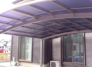 カーポートの屋根材は熱線吸収ポリカーボネート製で、夏の暑い日でも外気温と大分差があるのが感じられます。
