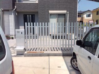 お家に合わせたモノトーン調の目隠しフェンス、既存の機能門柱との相性もばっちり。