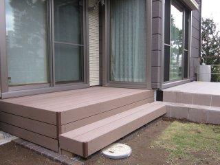 人工木デッキとタイルテラスを並べて設置しました