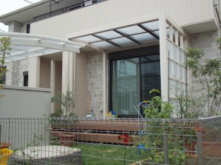 既存のウッドデッキにテラス屋根(+G使用)を取り付けました