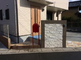 塗り壁とタイルの2素材使いの門袖と、自然石乱貼りの駐車場(お客様の声)