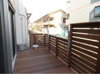 物干しスペースと立水栓のついたアイアンウッドデッキ