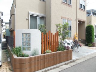 狭山市：ガラスブロックがポイントの白い塗り壁　　　仮植えしていた庭木を移植して完成しました