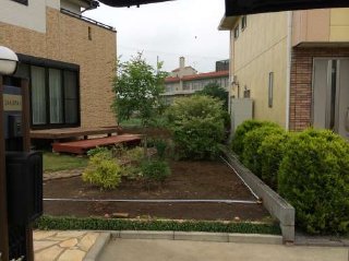 坂戸市：フェンスはL字型に造ります。下部分は植栽を考えているため空けて施工します。