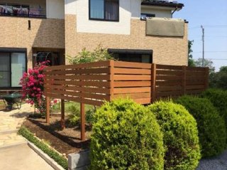 坂戸市：セランガンバツ材を使ったフェンスが完成しました。