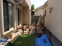 まず始めにアイアンウッドデッキの工事から。リビングの前にアイアンウッドデッキ施工中です。