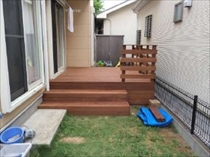 まずは、ウッドデッキが完成しました。ステップと手すり付きです。手すりの高さは900mmでちょうどいい高さとなりました。