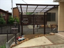 狭山市：オシャレな曲線アプローチ(自然石乱貼り)と、アイアンウッドデッキ　　立水栓　サイクルポート　エクステリア・外構