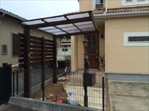 狭山市：オシャレな曲線アプローチ(自然石乱貼り)と、アイアンウッドデッキ　　立水栓　サイクルポート　エクステリア・外構