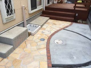 狭山市：オシャレな曲線アプローチ(自然石乱貼り)と、アイアンウッドデッキ　　立水栓　　エクステリア・外構