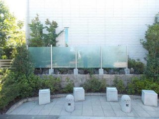 坂戸市：強化ガラス製の、シンプルな目隠しフェンス　「タカショー・ビュースルーフェンス」セミフレームタイプ