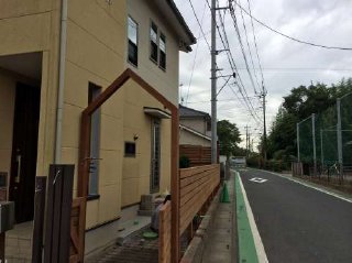 フェンスの裏側は自転車置き場になります。オリジナルでゲートを造り、扉も付けます。ゲートもこの状態からさらに加工します。坂戸市　フェンス　駐輪場