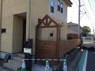 ウリン材90角を加工し、ゲートが完成！仕上がりも最高です。坂戸市　フェンス　駐輪場