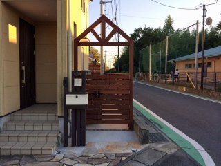 坂戸市：アイアンウッドでフェンスとゲートを造りました。ゲートをくぐると駐輪場になっております。　外構　駐輪場　フェンス　カンナ