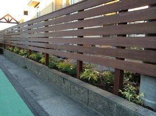 坂戸市：アイアンウッドでフェンスとゲートを造りました。ゲートをくぐると駐輪場になっております。外構　駐輪場　フェンス　カンナ