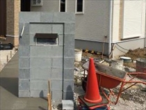 川越市新築外構：門柱のブロックを積み終えたところです。
