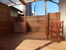 川越市　ウッドデッキの一角に、収納とデザインを兼ねたカンナミニを設置