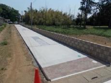 50メートルもある長大旗竿地の土間コンクリート打設。