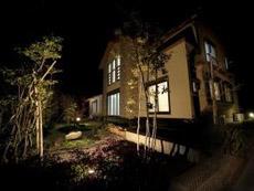 夜はほのかな灯りが浮かび上がり、お庭は落ち着いた癒しの空間に　川島町