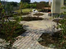 植物に囲まれた散歩道みたいなサークルテラス　川越