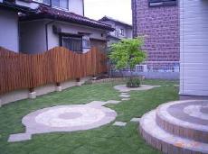 広々芝生の中のサークルテラス　川越